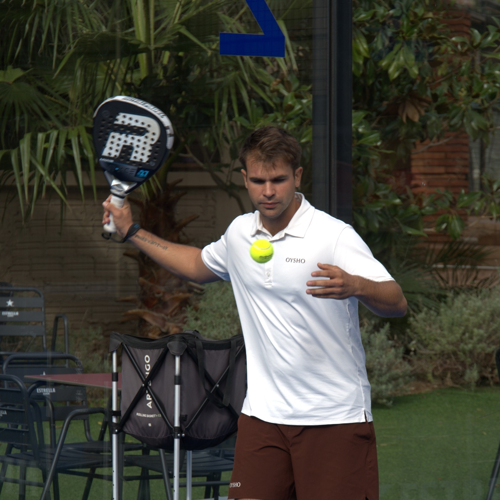 Max, head coach de Barcelona Padel Escapes, preparando un golpe en pista